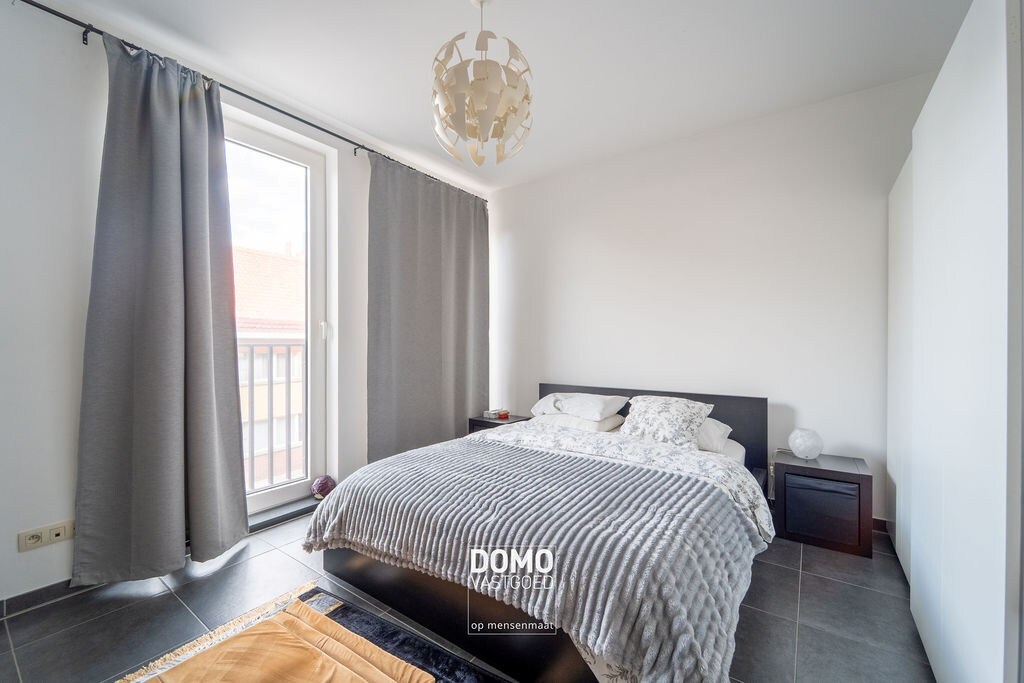 Instapklaar en lichtrijk 2-slaapkamerappartement met zonnig terras en parking in Diepenbeek 