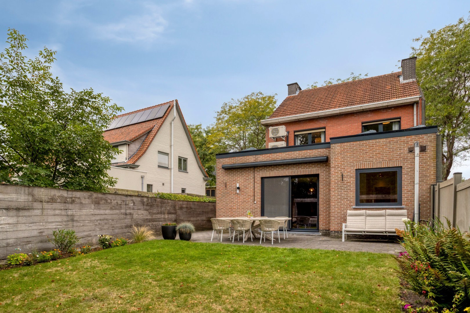 Charmante energiezuinige halfopen bebouwing met 4 slaapkamers, bureau en tuin in centrum Brasschaat 