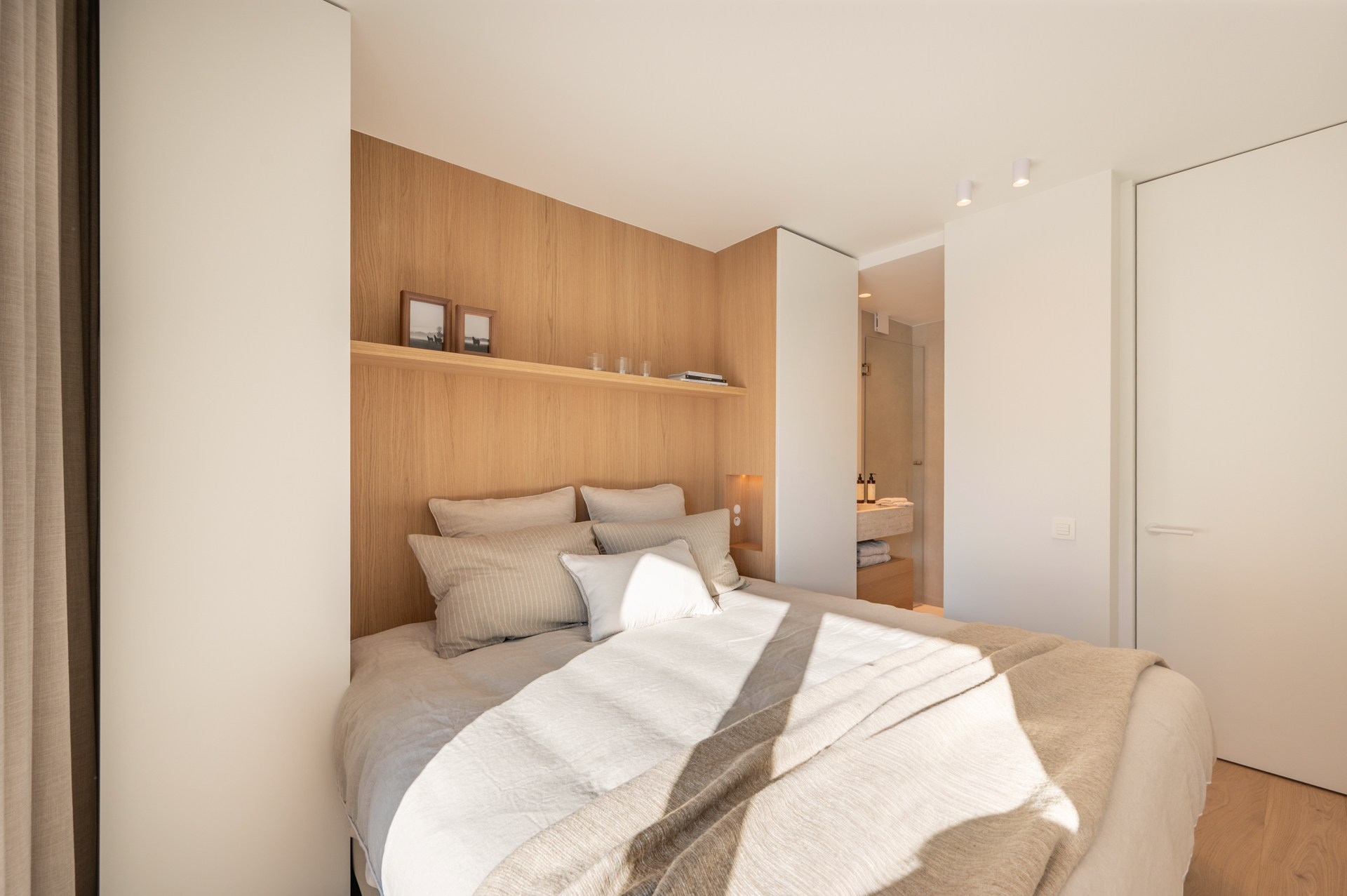 Exclusief gerenoveerd appartement met 3 slaapkamers te koop vlak bij het Albertstrand en het Lichtorenplein. 