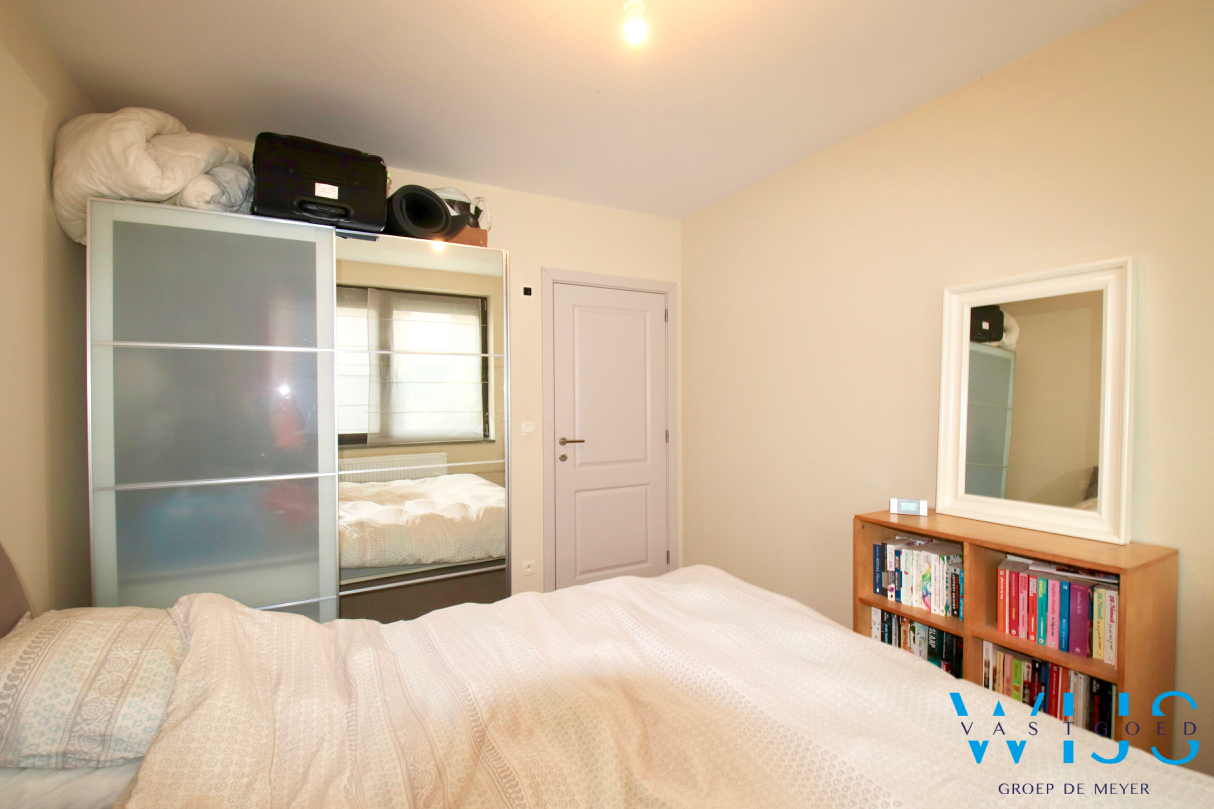 Gelijkvloers éénslaapkamer appartement met garage &amp; terras in het landelijke Oosteeklo ! 