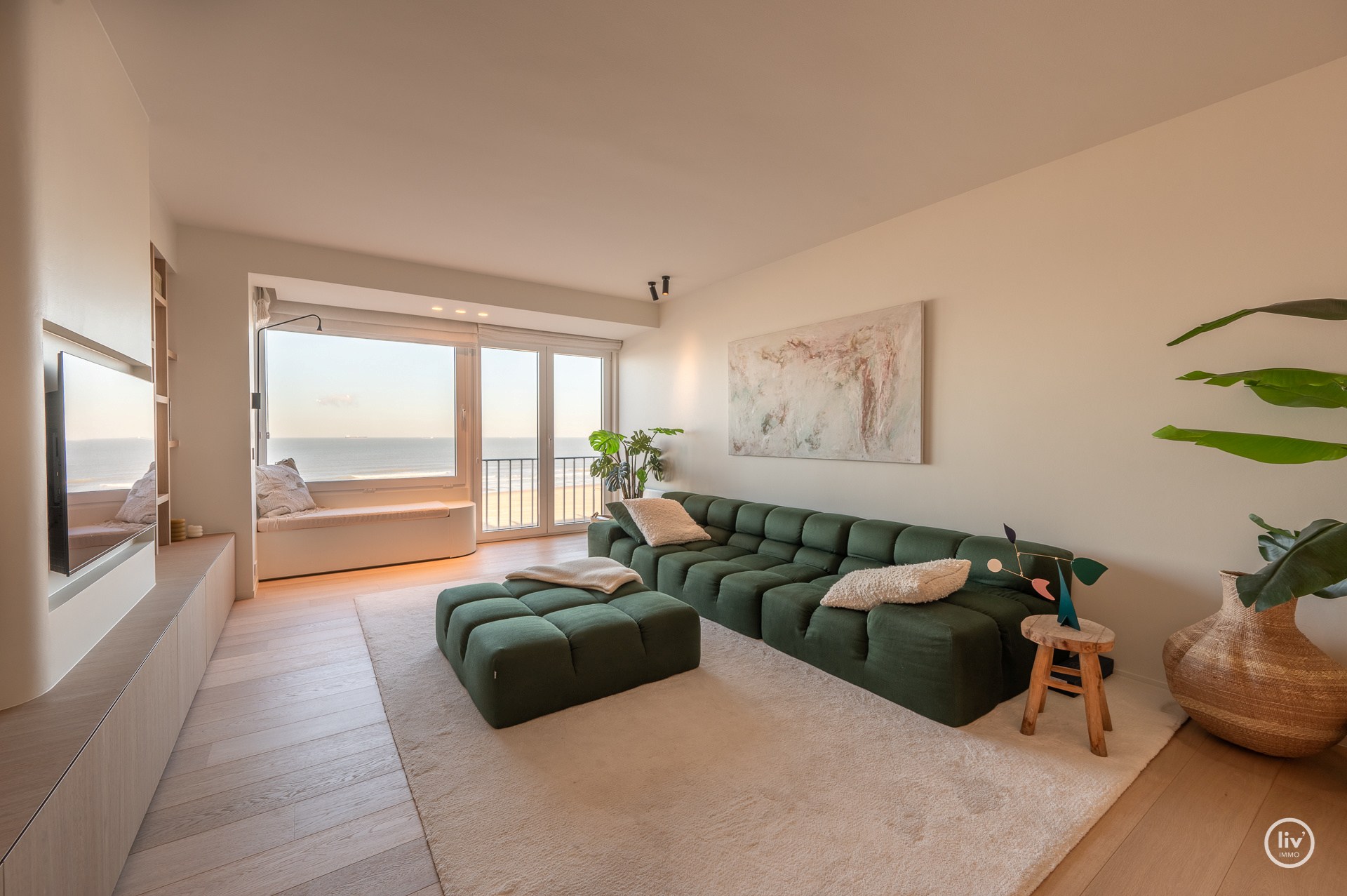 Magnifique appartement rénové avec une vue imprenable sur la mer, idéalement situé sur la digue du Zoute, à proximité de la place Albert. 