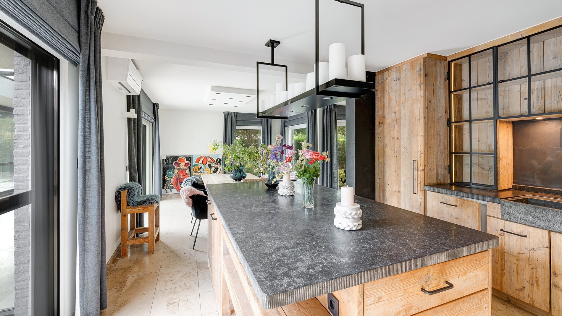 Schitterende villa met zwembad gelegen in residentiële wijk te Knokke. 