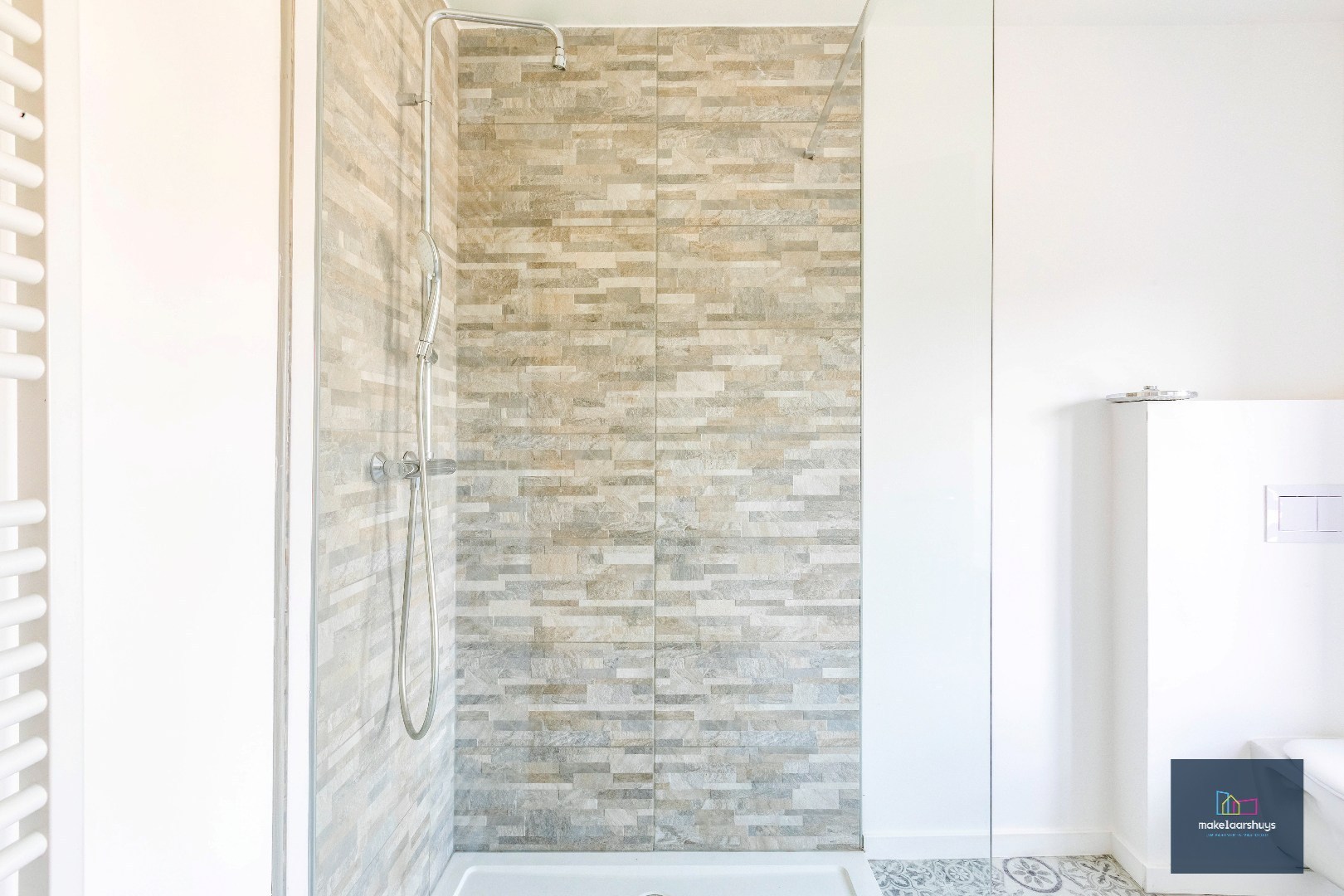 Instapklare gerenoveerde woning in rij met terras, tuin en garagebox 