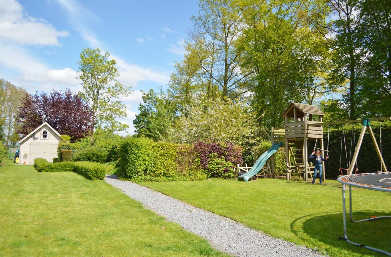 Charmante nieuwbouwvilla met bijgebouwen op 2.340 m² te St-Gillis-Waas. 