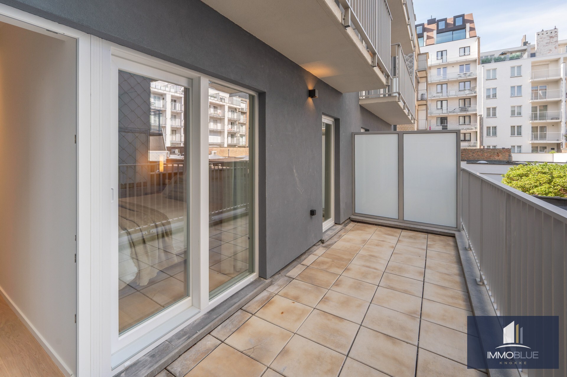 Prachtig gerenoveerd drie-slaapkamerappartement op een toplocatie vlak bij de Zeedijk en genietend van een zijdelings zeezicht. 