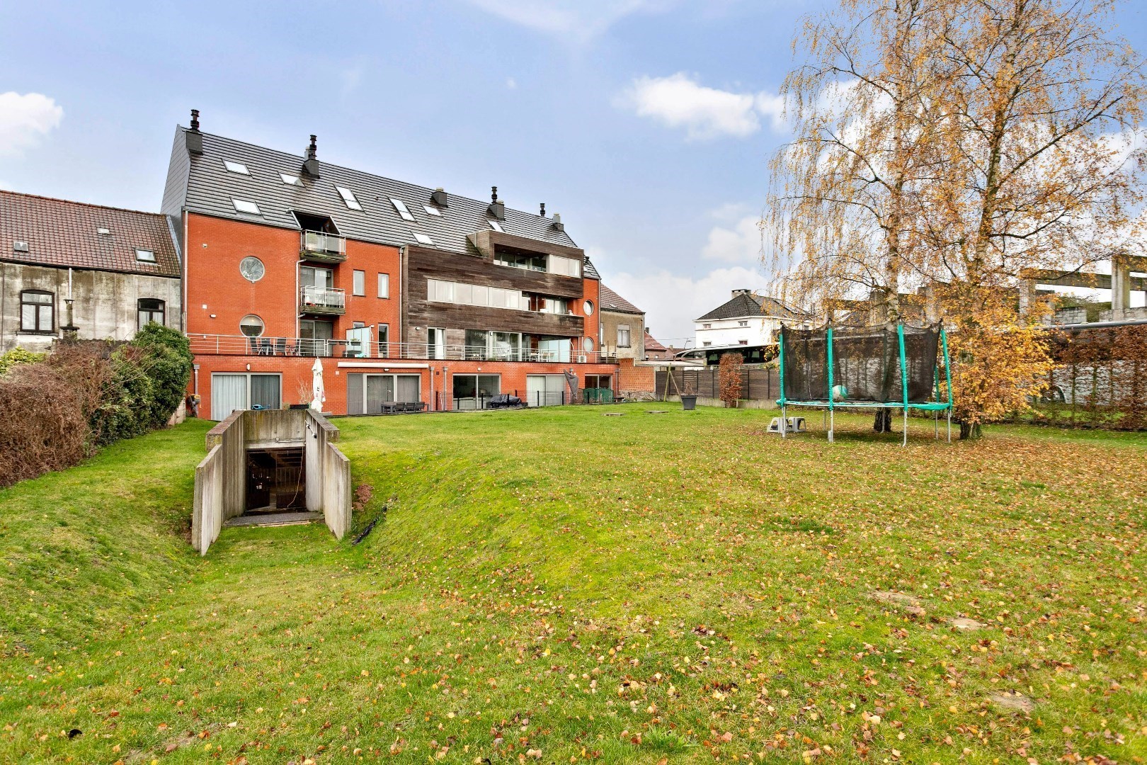 Recent lichtrijk 2slpk-appartement met terras, garagebox en kelder 