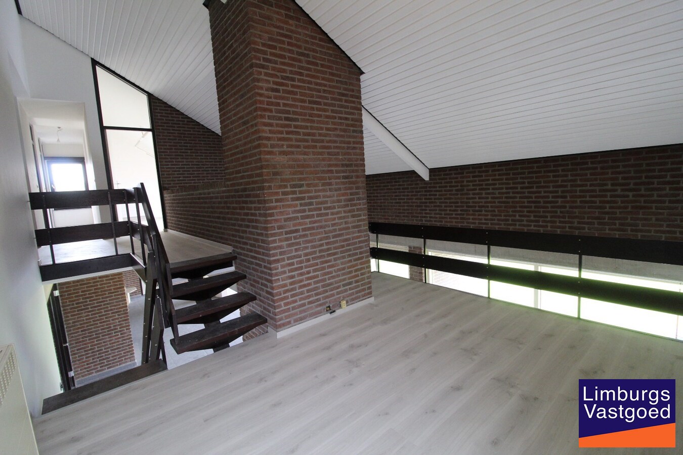 Ruime villa, 308m², 4 slpk, uitzicht op velden, 19a49ca 