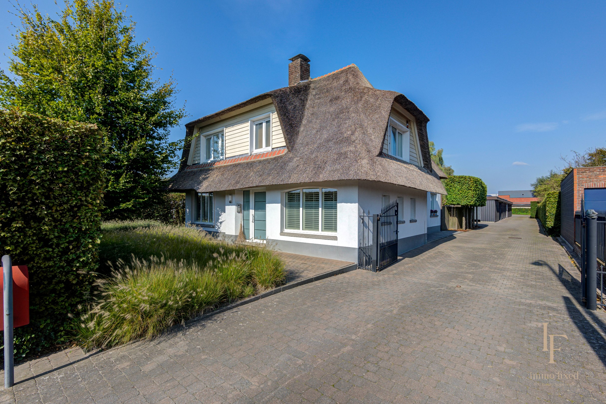 Villa met magazijn, garagebox en 12+ parkeerplaatsen te Kontich! 