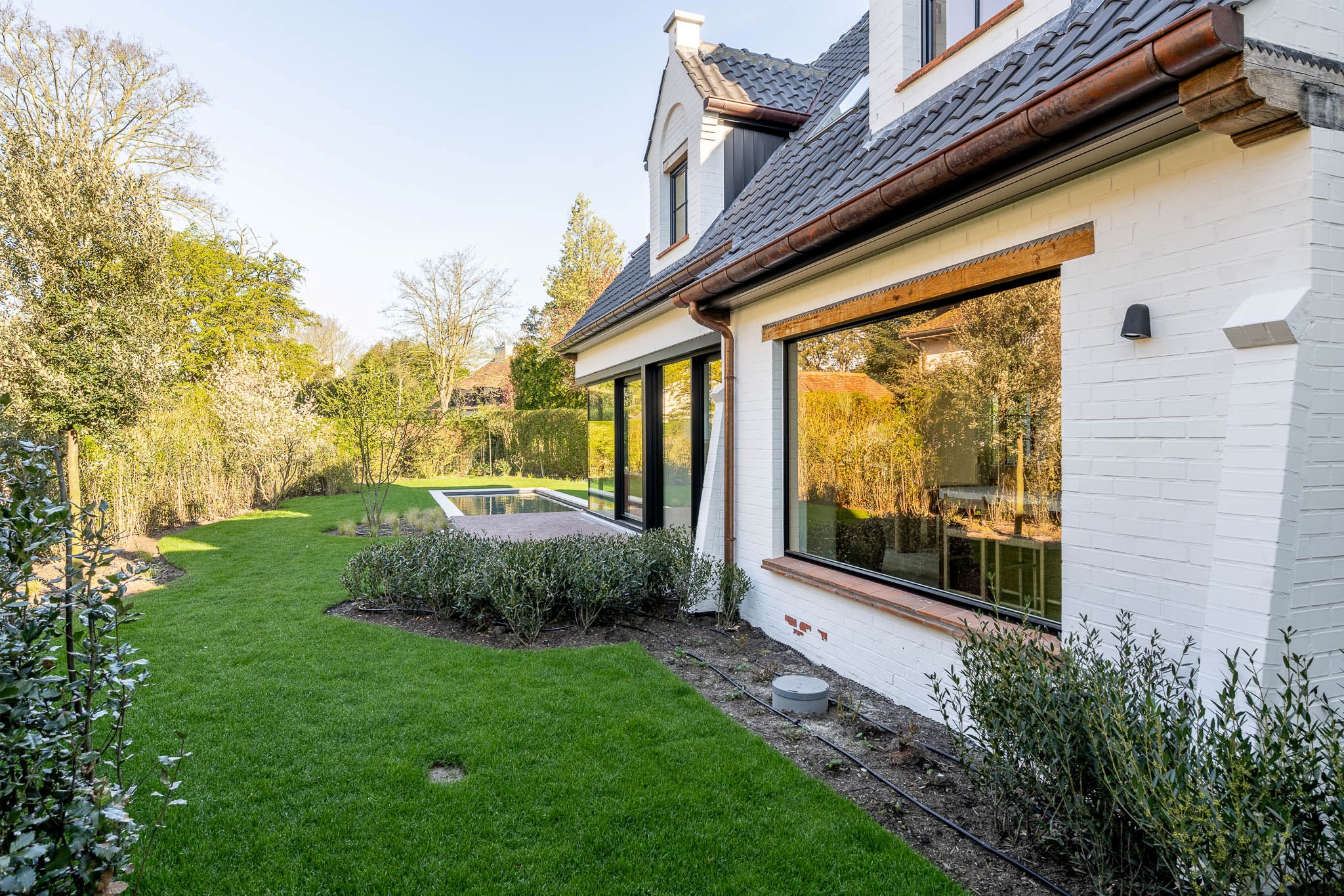 Luxueus gerenoveerde koppelvilla met zwembad in de Noordzeelaan te Knokke. 