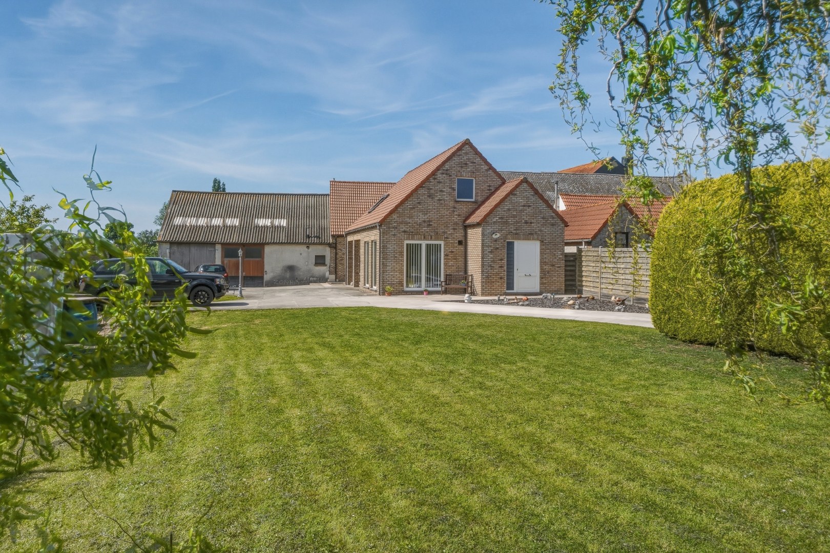 Alleenstaande woning op ruim perceel met vernieuwd woongedeelte en loods (80 m²) 