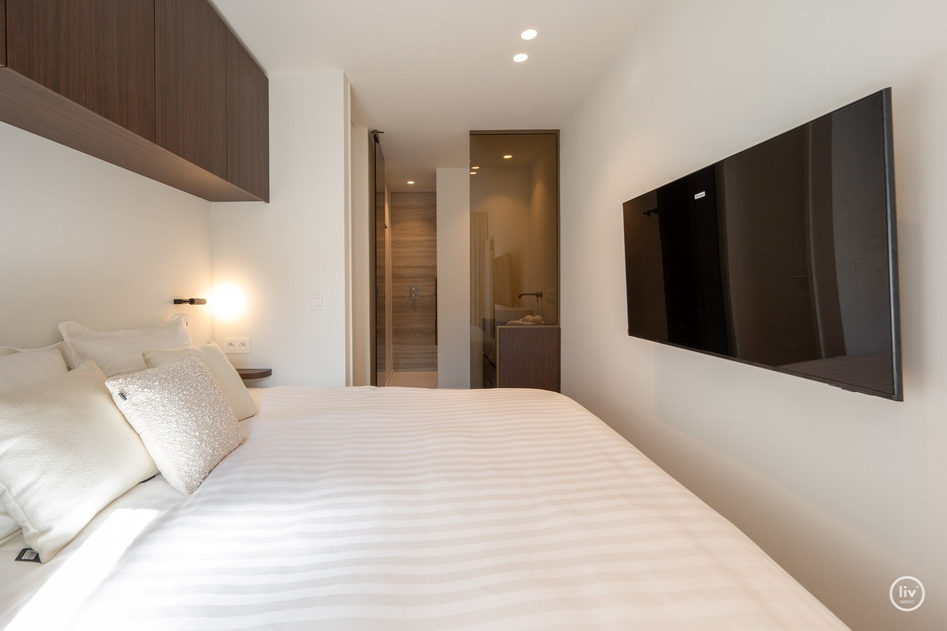 Appartement entièrement rénové avec terrasse situé sur l'avenue Lippens, près de la place Van Bunnen. 