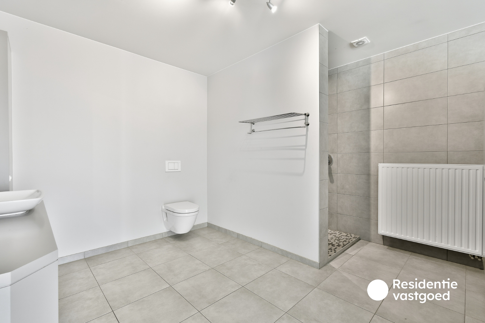 Zeer ruim en modern appartement te huur in Eernegem 