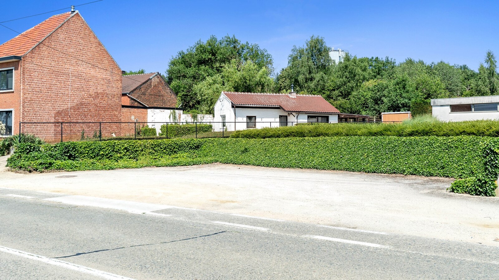 LINDEN - handelsuimte 240 m2 + 5x staanplaats 