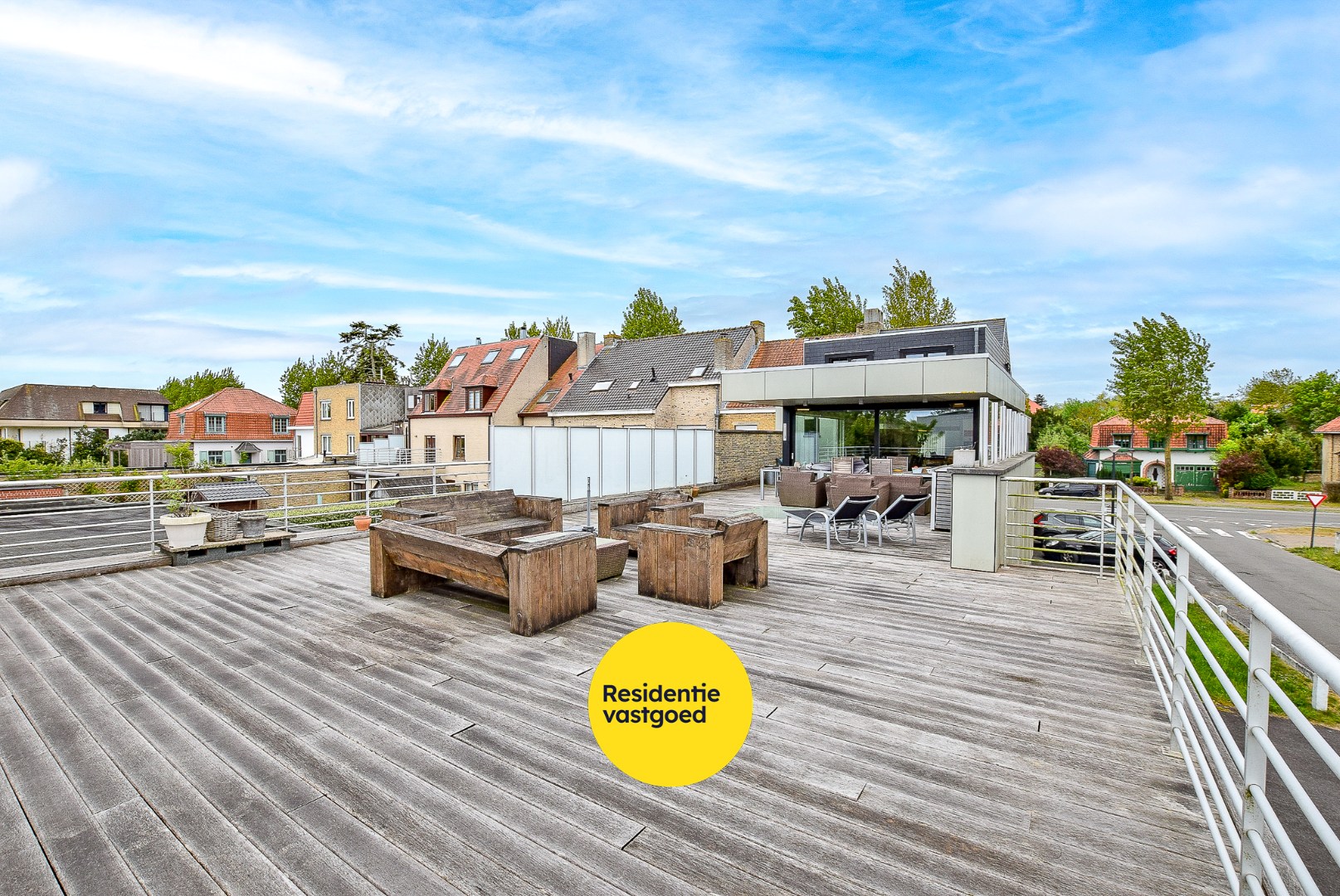 Goed gelegen kantoorruimte / praktijkruimte met woonst te Oostduinkerke op 749m². 