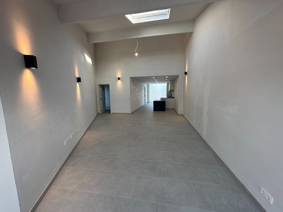 Uitstekend gelegen, halfopen woning met twee slaapkamers 