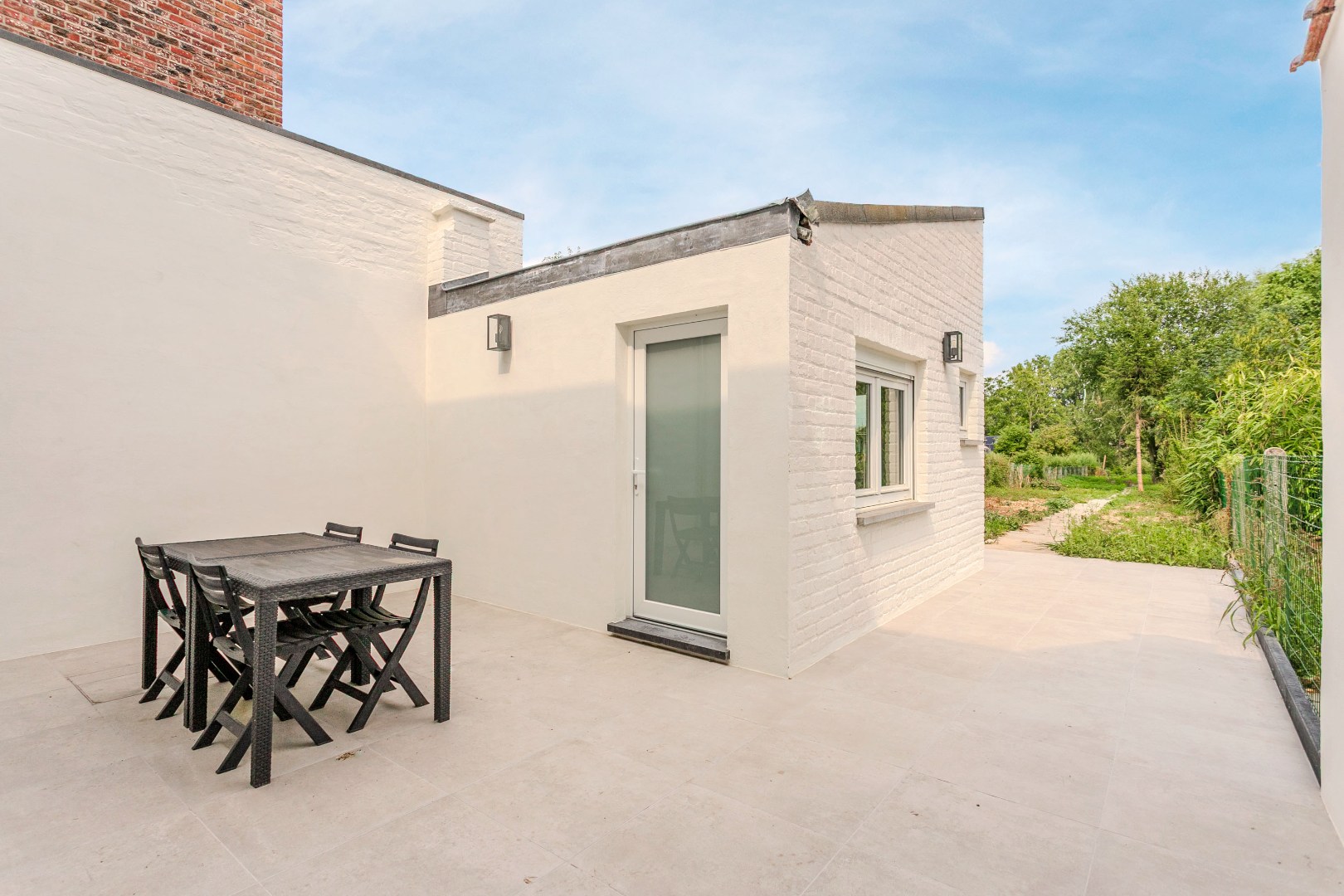 Gerenoveerde woning (EPC B) met 3 slpks (5 mogelijk) garage en tuin in een rustige straat te Lembeek 