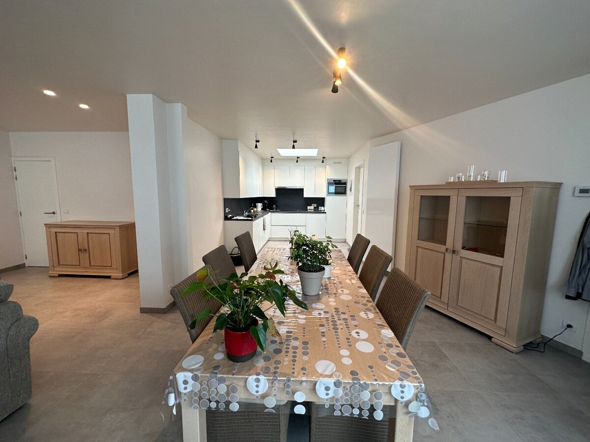 Verrassend ruime woning met 3 ruime slaapkamers en garage 