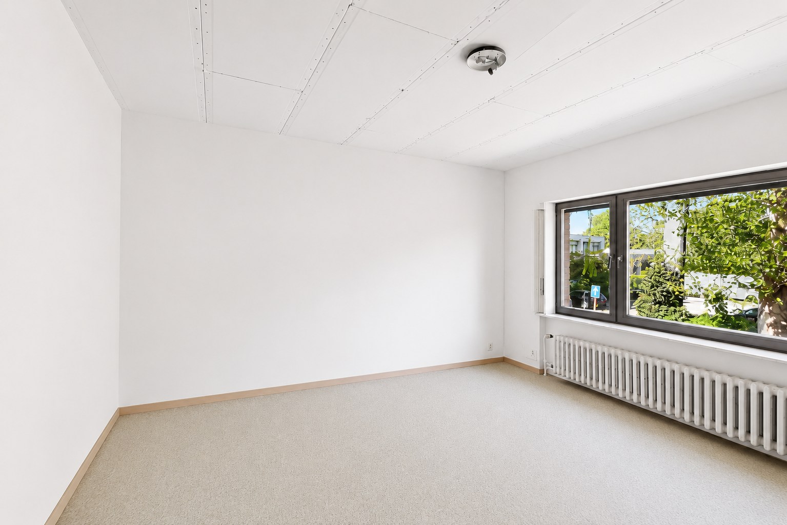 Woning met drie slaapkamers, garage en zonnige tuin 