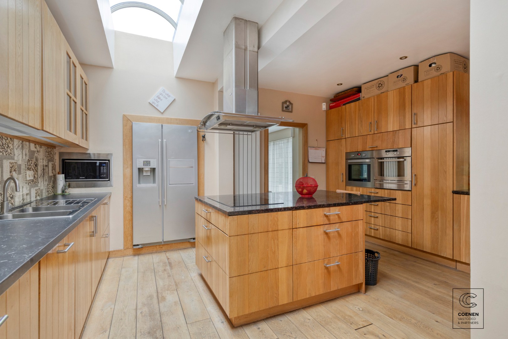 Lichtrijke en ruime villa van 338 m² met ingebouwd zwembad en tal van mogelijkheden voor co-housing of kangoeroewonen! 