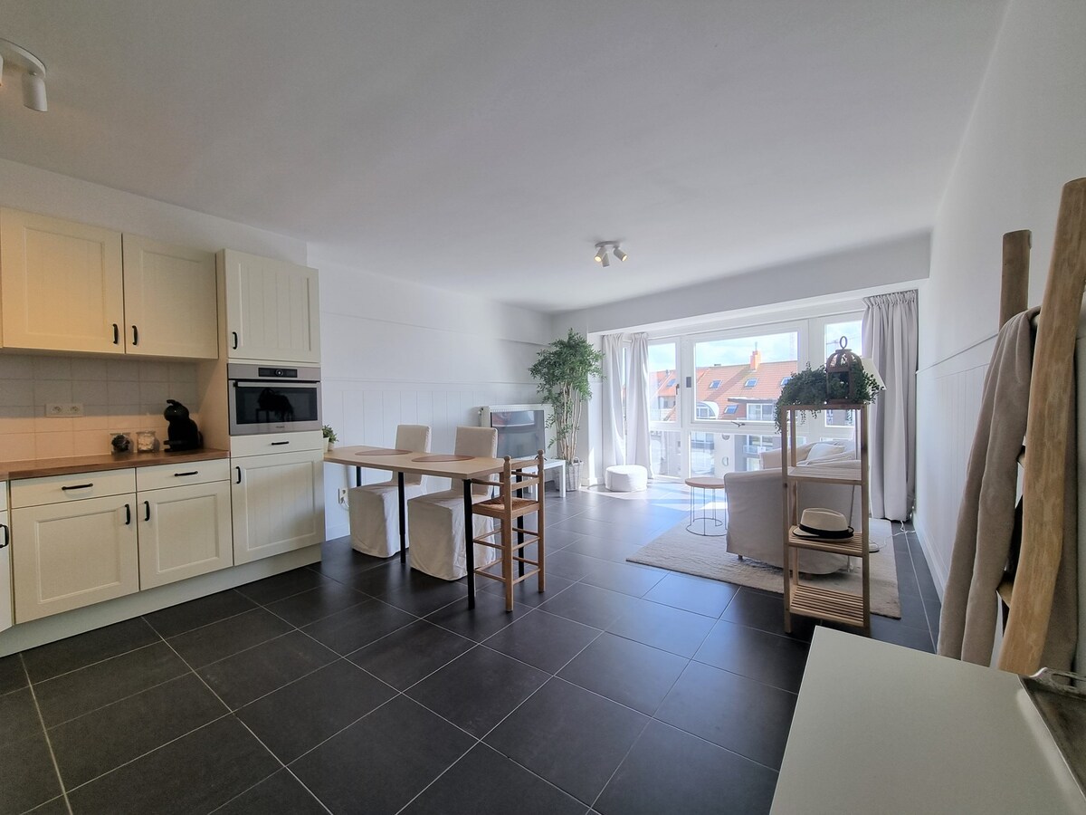 Zonnig, vernieuwd appartement nabij het strand - Heist 