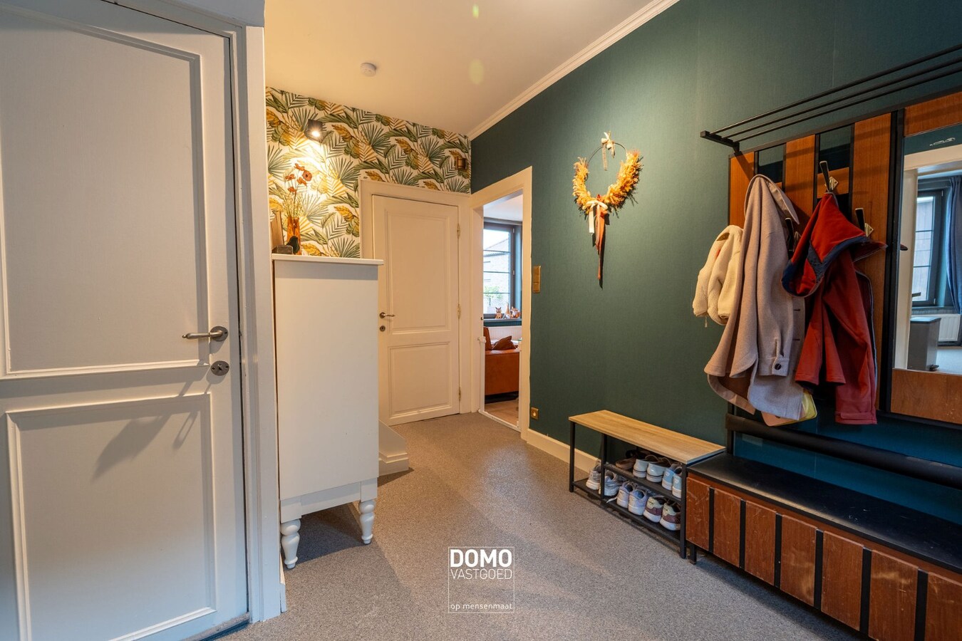 RUIME, INSTAPKLARE EN GERENOVEERDE WONING MET KANTOORGEBOUW INCLUSIEF PARKEERGELEGENHEID, TUIN EN ZWEMBAD TE MIELEN BOVEN AALST (GINGELOM) 