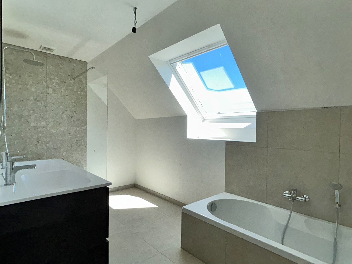 Instapklare nieuwbouwwoning met 3 slaapkamers en tuin op 681 m² 