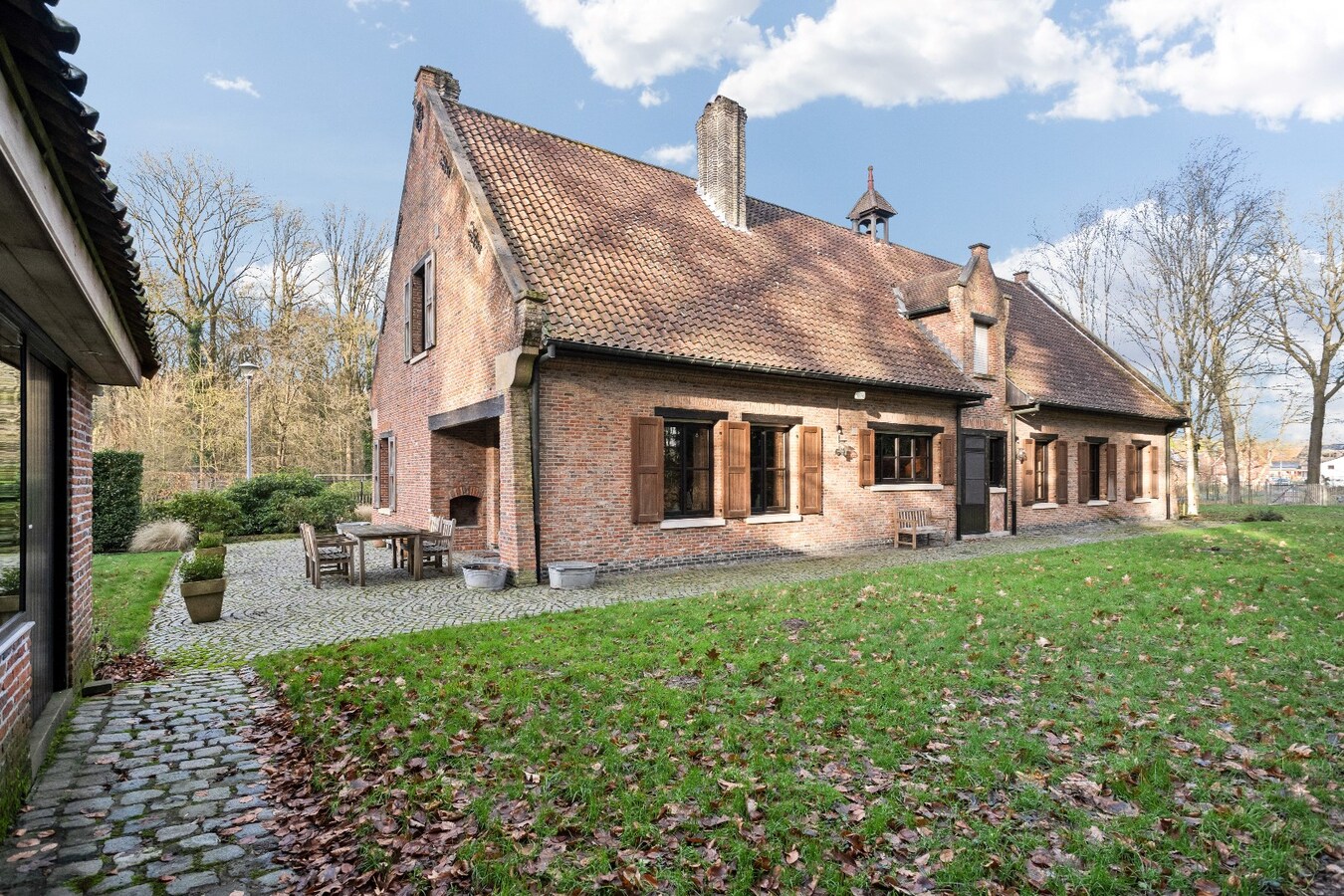 Uniek gelegen villa op ruim perceel van 2009m² 