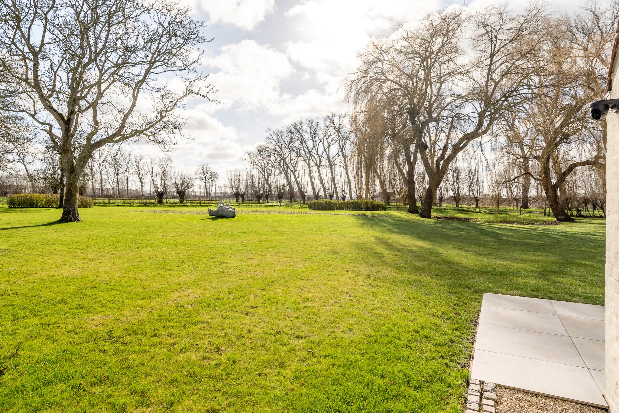 Uitzonderlijk gerenoveerde Hoeve met bijhuis op een domein van 1,5 hectare 