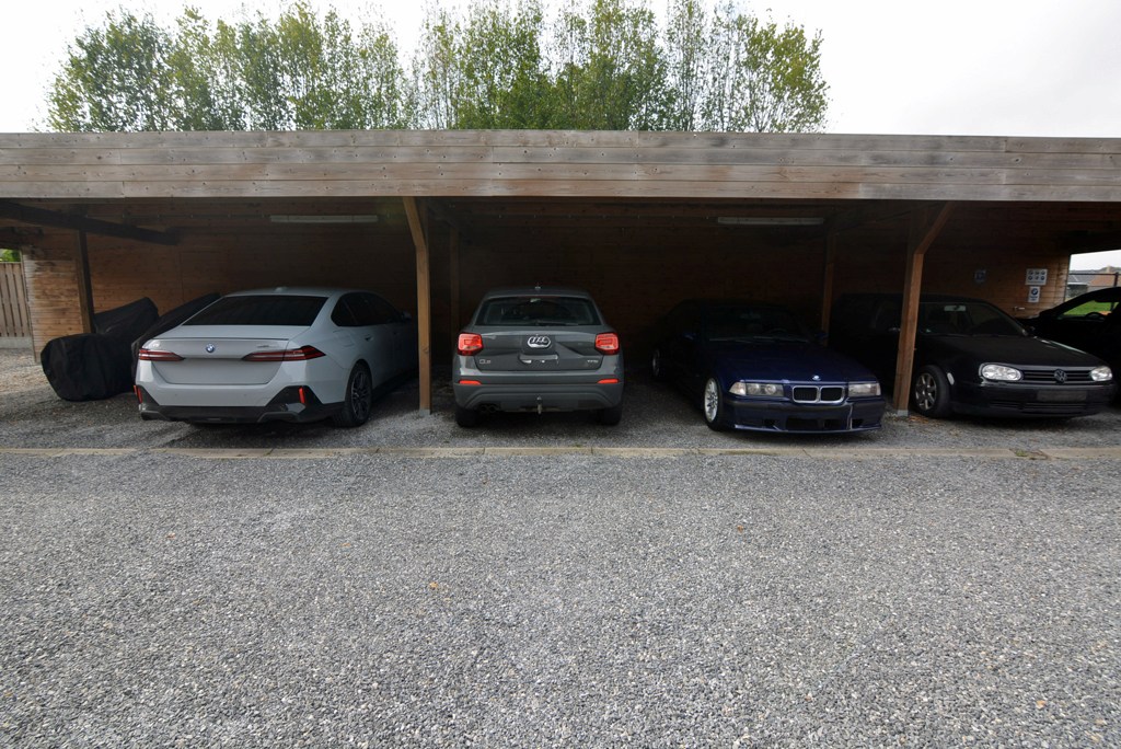 Energiezuinig duplex-appartement met 2 slpk, terras en carport met berging. 