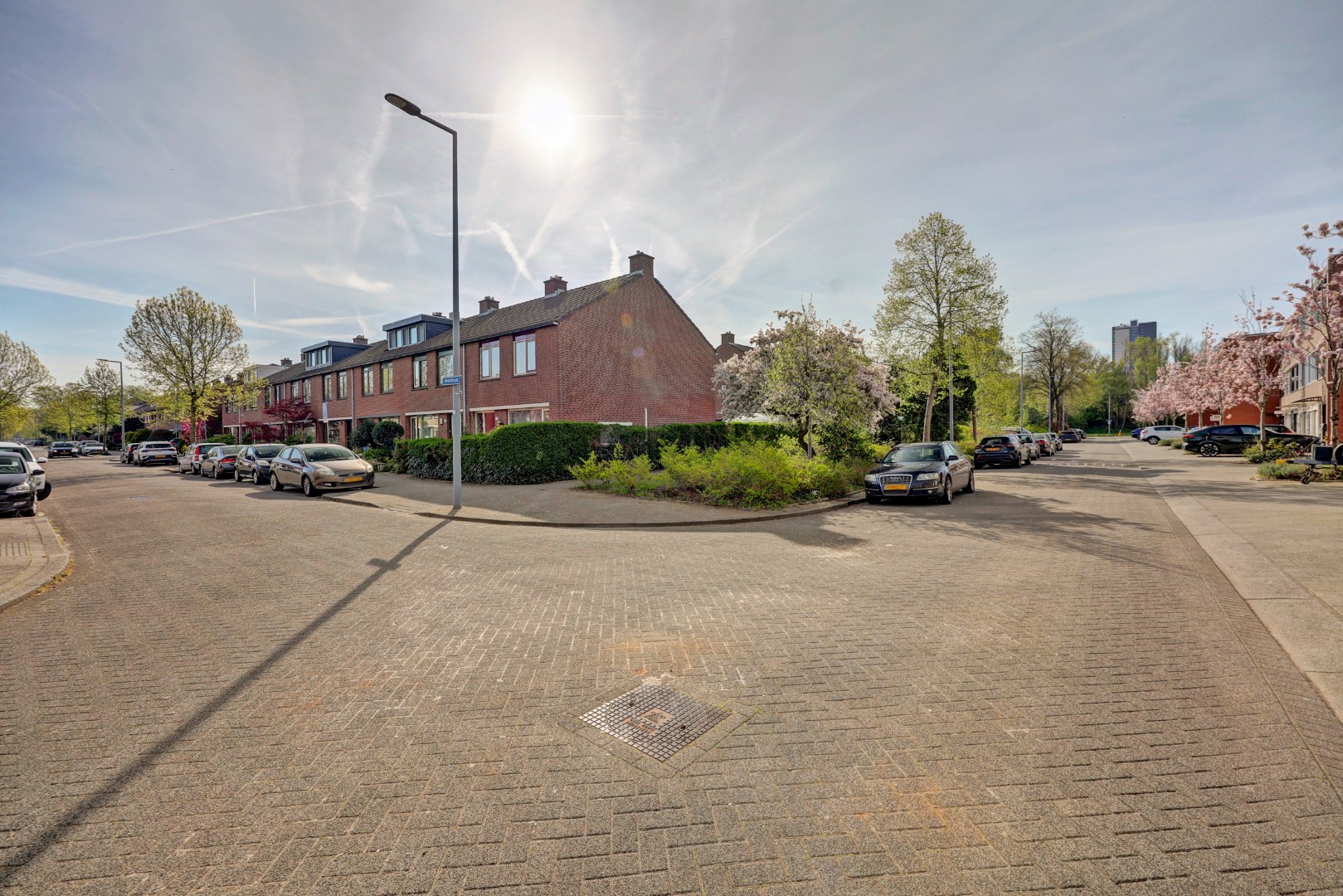Woon-aanbieding 2 voor de prijs van één! Verrassend ruime 5-kamer woning, zonnige achtertuin, 2 keukens, 2 badkamers, parkeergelegenheid voor de deur.. 
