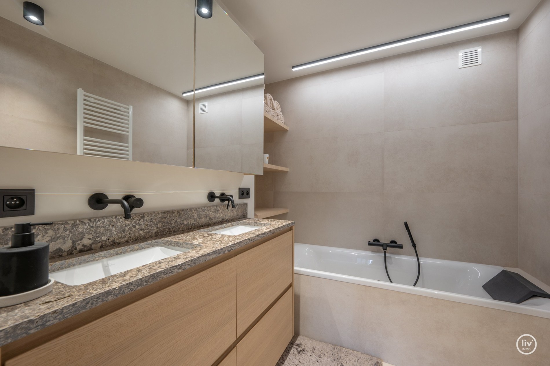 Prachtig ruim 2 slaapkamerappartement met mooie gevelbreedte en groot zonneterras op een topligging vlakbij de Dumortierlaan te Knokke. Garage mogelijk in het gebouw. 