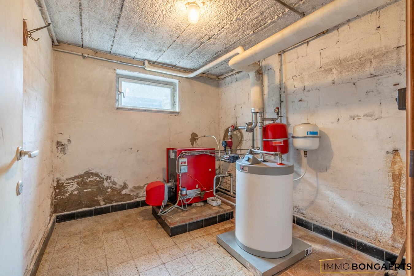 Ruime te renoveren woning op een mooi perceel. 