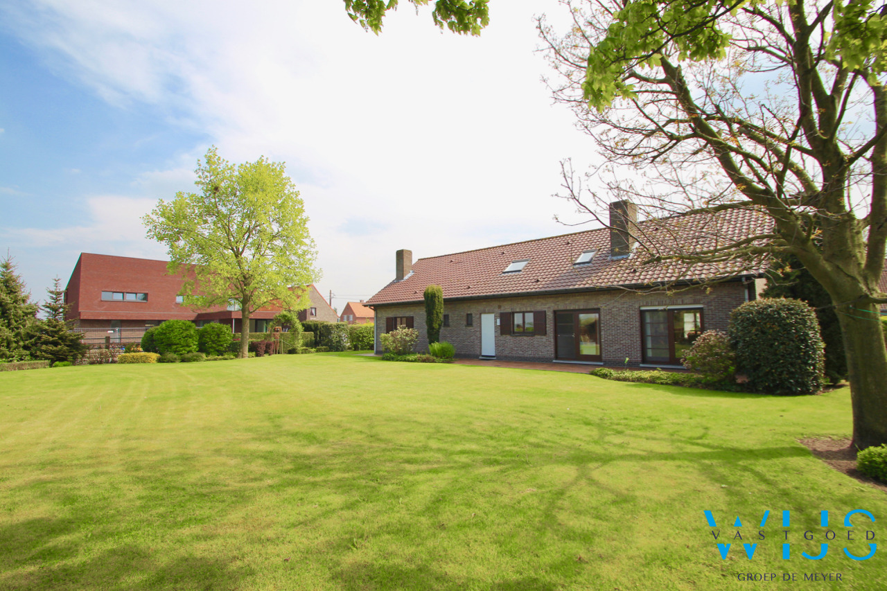 Prachtige instapklare en ruime woning op 1547m²  te OOSTEEKLO 