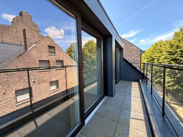 Luxe duplexappartement te huur in het hart van Maaseik, met lift, 2 slaapkamers en 2 terrassen. 
