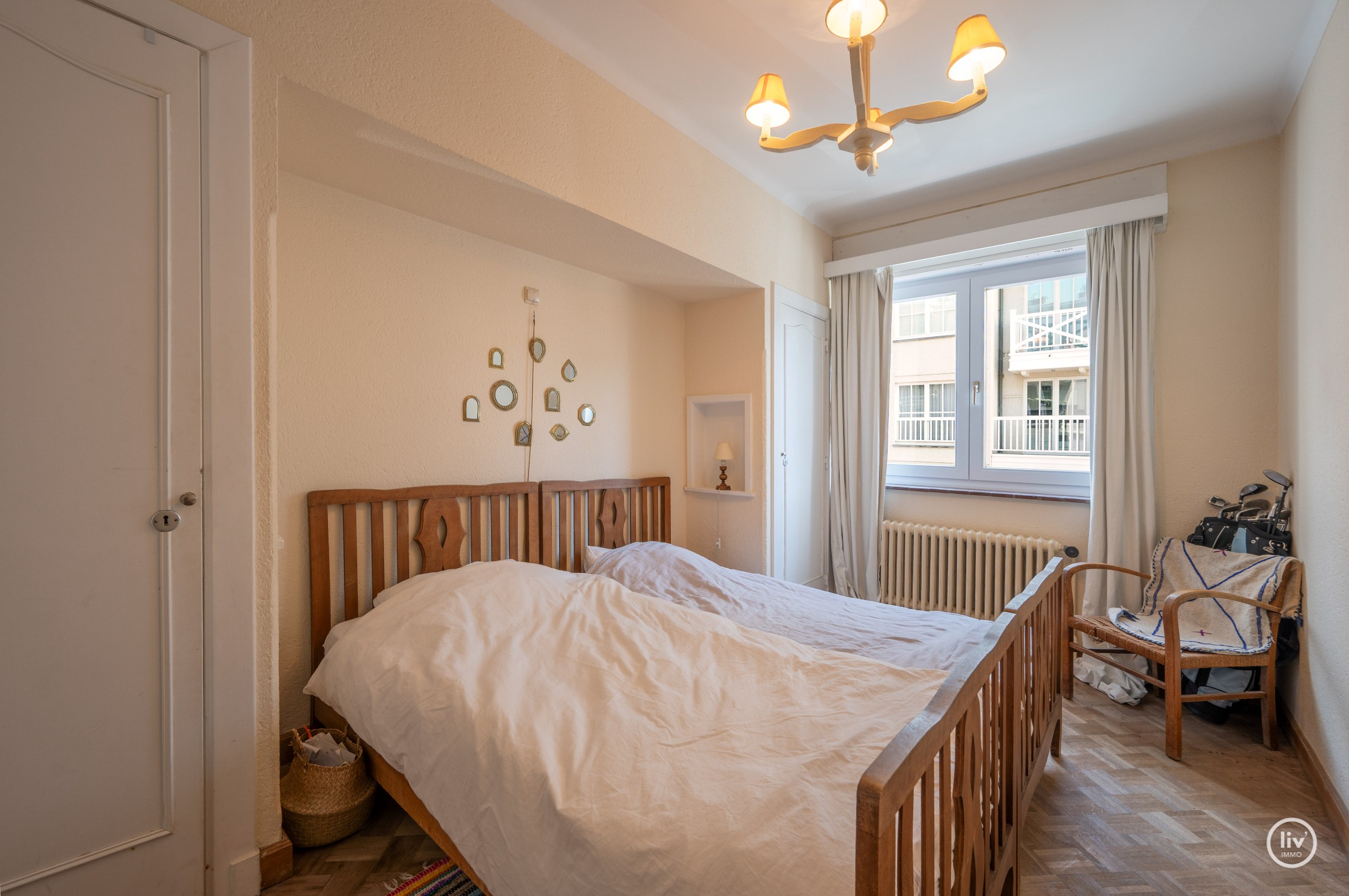 Zonnig HOEKappartement gelegen op de Van bunnenlaan met zicht op de Heilighart kerk te Knokke. 