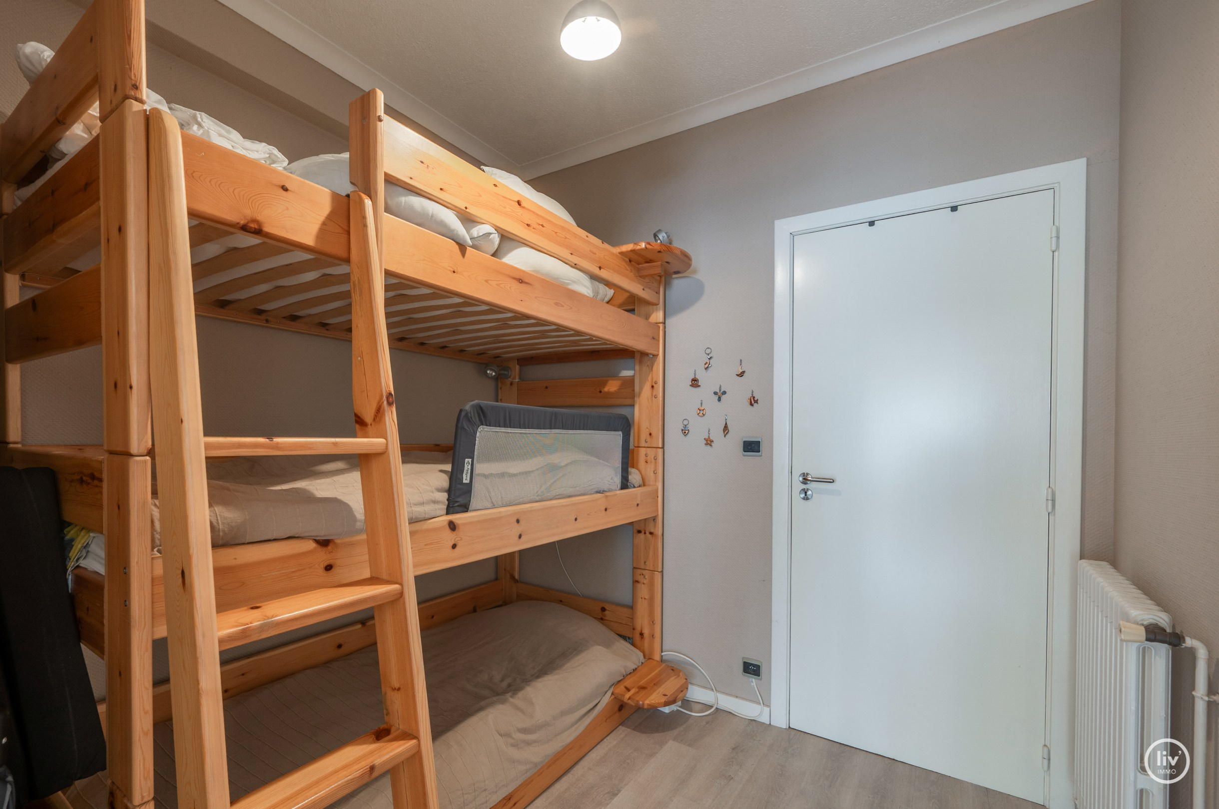 Instapklaar appartement met 2 slaapkamers nabij strand en Lippenslaan te Knokke. 