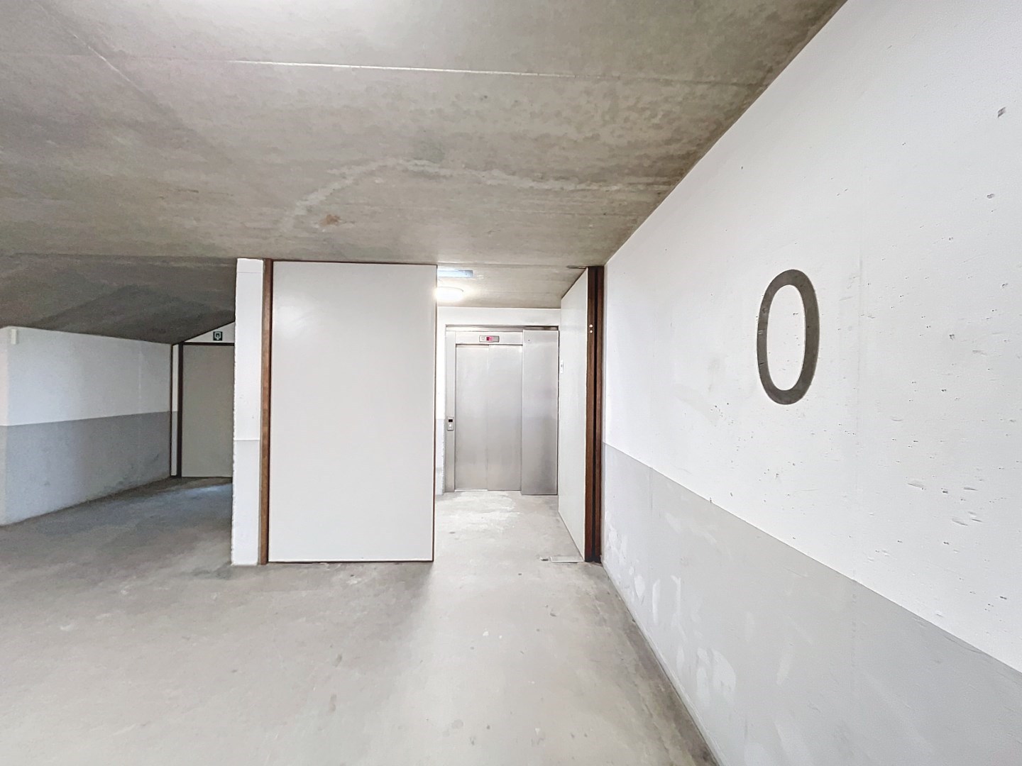Ruime garagebox op een absolute topligging te Duinbergen 