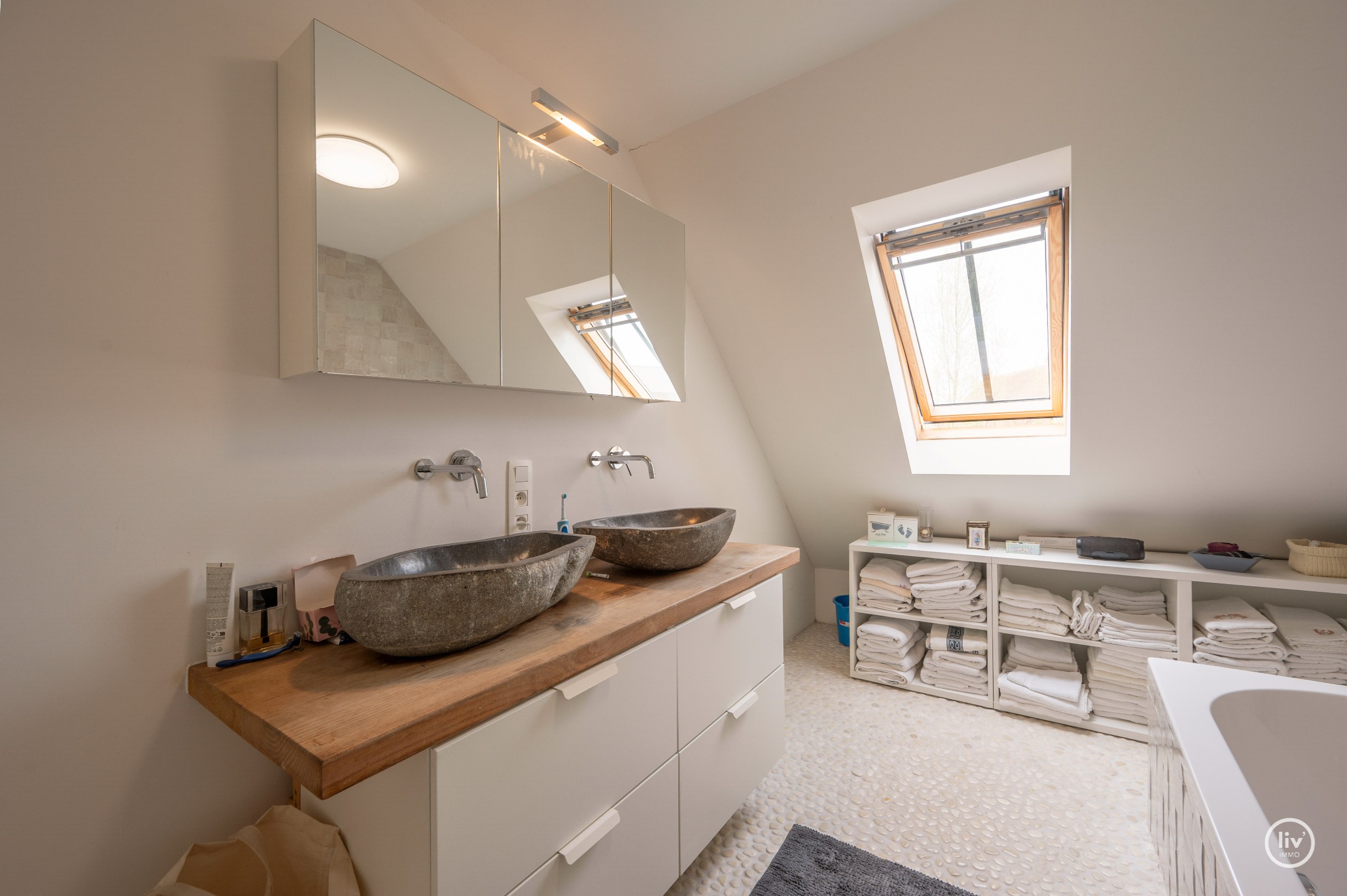 Prachtige vrijstaande villa rustig gelegen te Monikkendreef op een mooi perceel van 1000m2. 