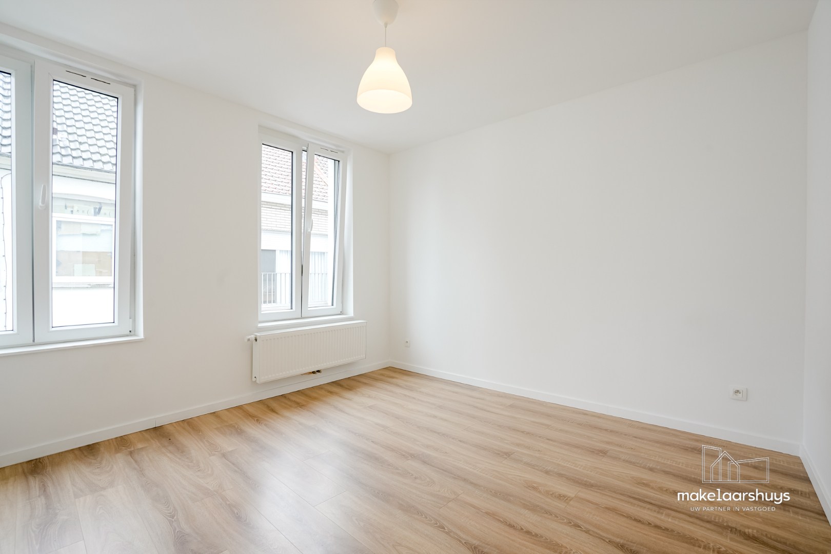 Instapklare gerenoveerde woning in rij met terras, tuin en garagebox 