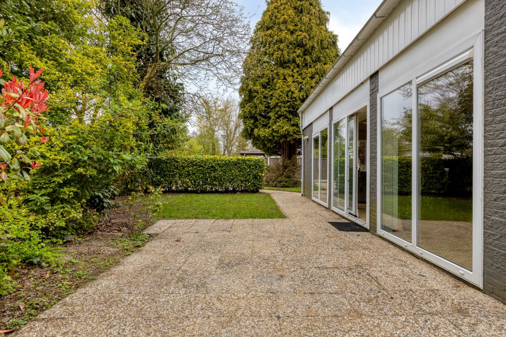 T.A. Makelaardij biedt aan: Populierenlaan 2 te Kamperland. Op loopafstand (ca. 200m.) van het Veerse Meer staat deze rustig gelegen vrijstaande woning op een royaal perceel (860m2) aan een doodlopend 