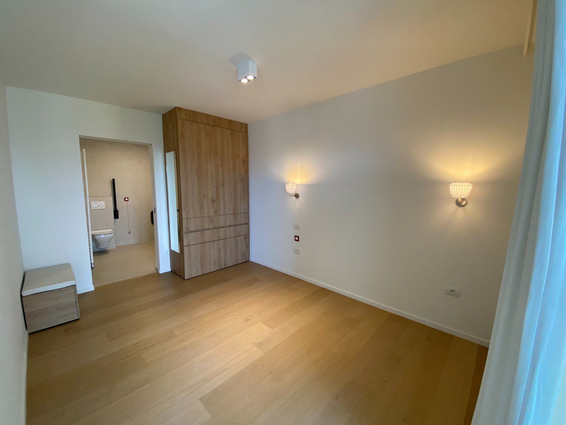 ONGEMEUBELD: SERVICEFLAT: Lichtrijk 1-slaapkamer appartement met een groot terras en mooi open zicht op het cultuurcentrum Scharpoord in de Residentie Cypres. 