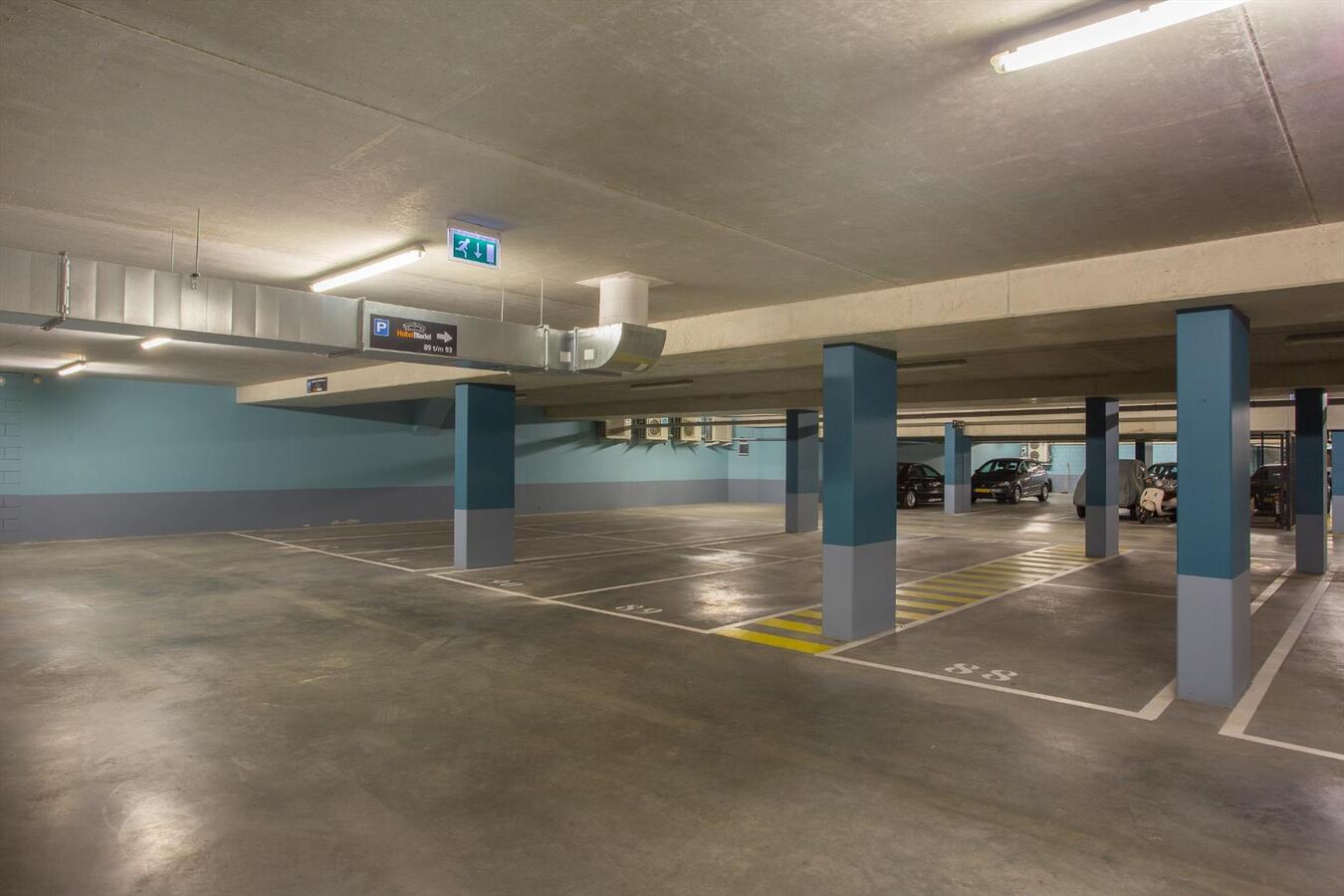 Ruim opgezette overdekte en afgesloten parkeerplaatsen in het centrum van Bladel. 