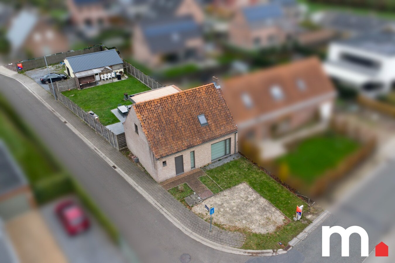 HOB op 734m² met uitweg achteraan EPC B  en multifunctionele ruimte van 48m² te Izegem! 