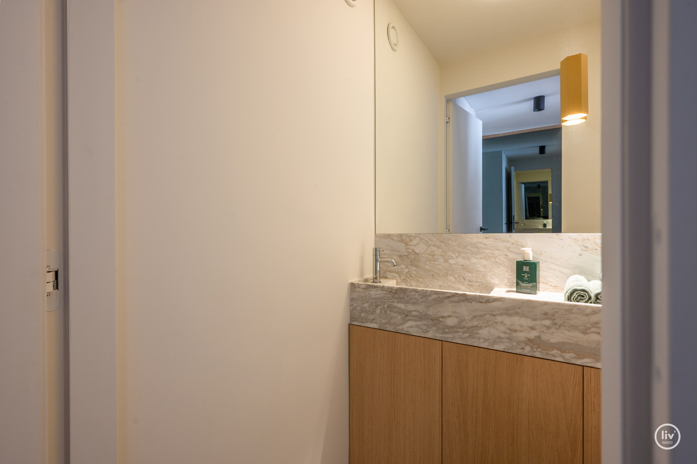 Parchtig afgewerkte penthouse met magnifieke terrassen van +/-40m2 en 3 ruime slaapkamers te Leopoldlaan gelegen. 