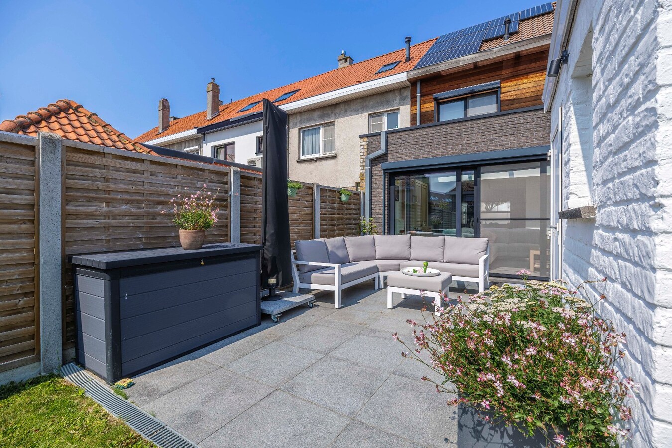 Knap gerenoveerde woning met uitzonderlijk lichtinval in het hartje van Heist 