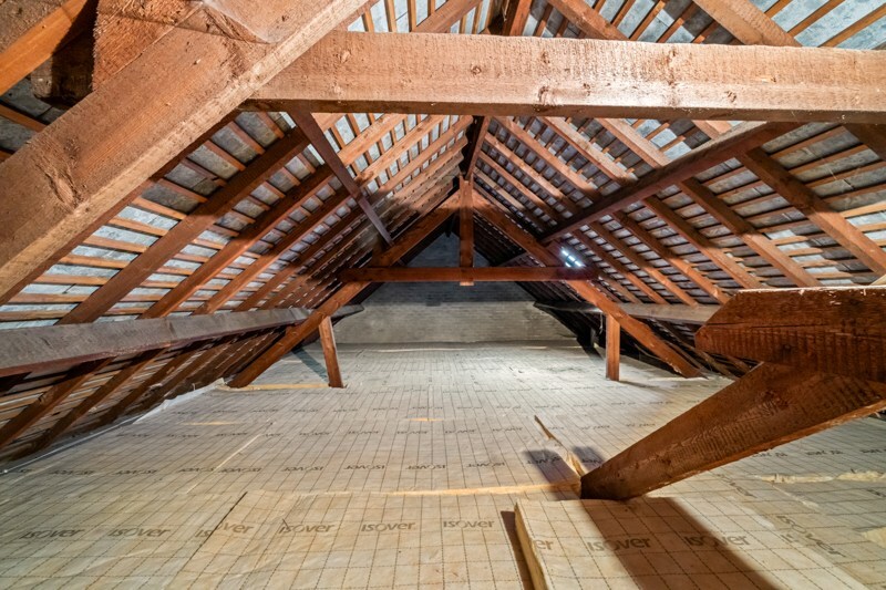 Karaktervolle hoekwoning met 5 slaapkamers en polyvalente handelsruimte 