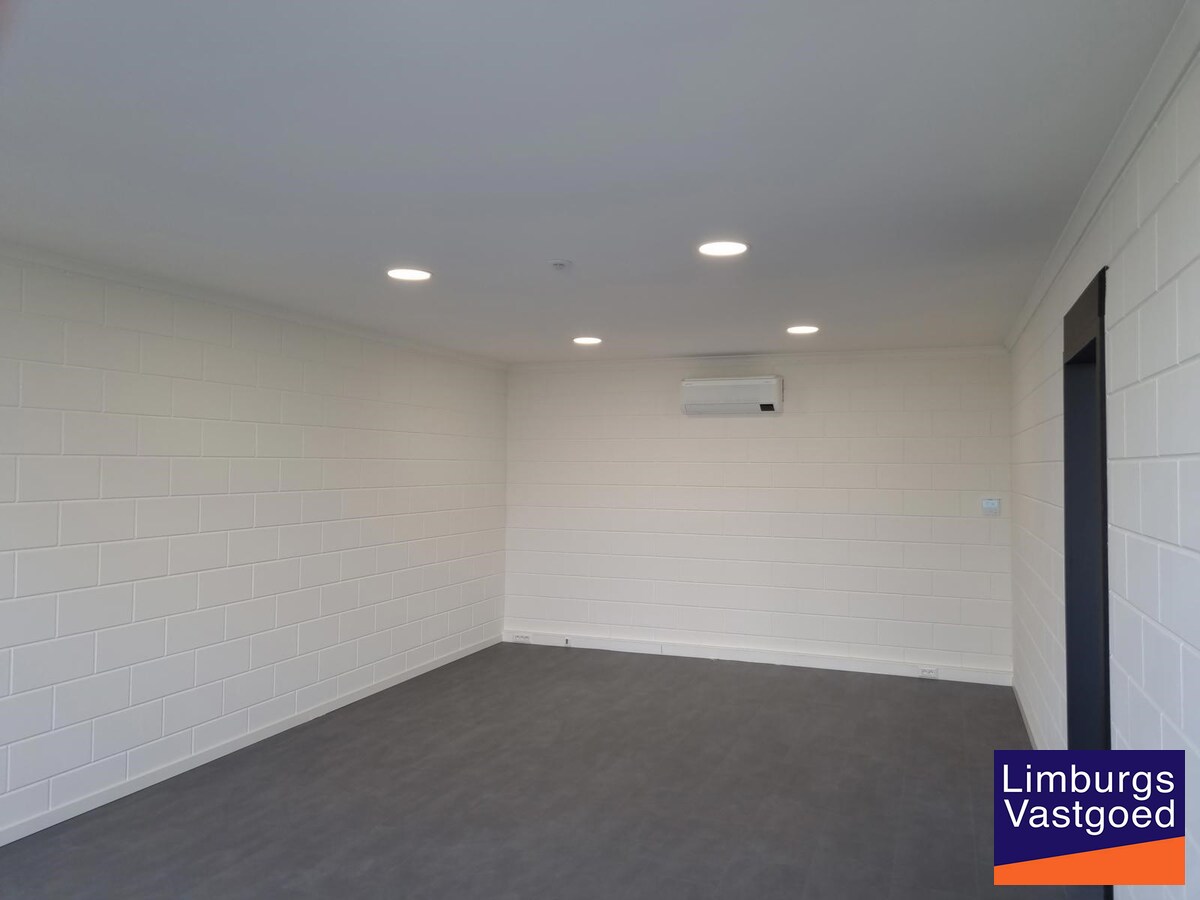 Terbeschikkingstelling van infrastructuur in vernieuwde kantoren met parking, 160m², Genk-Noord 