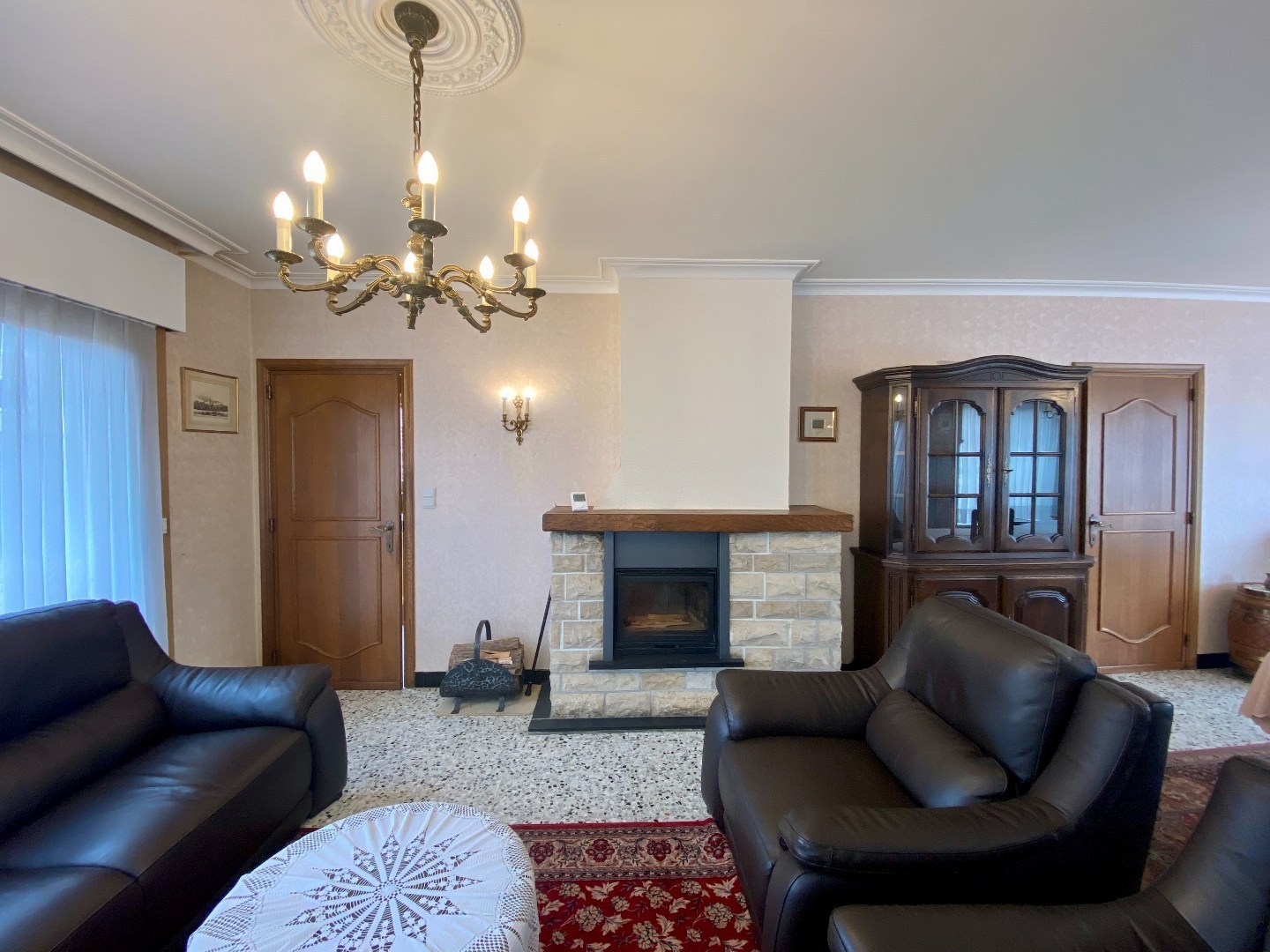 Degelijke te renoveren halfopen woning met tuin en garage op 293 m²! 