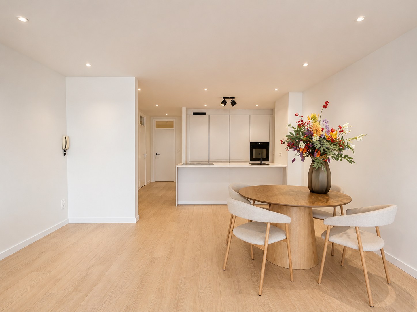 Instapklaar 2-slaapkamerappartement op wandelafstand van zee 