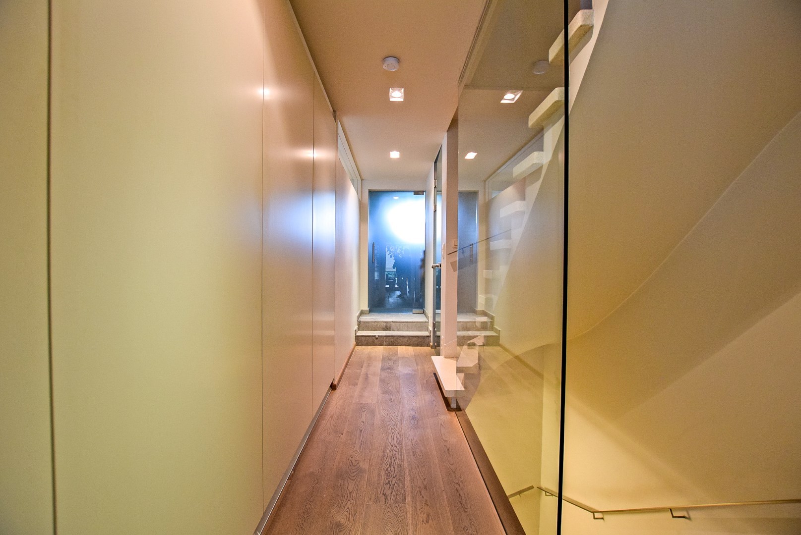 Goed gelegen kantoorruimte / praktijkruimte met woonst te Oostduinkerke op 749m². 